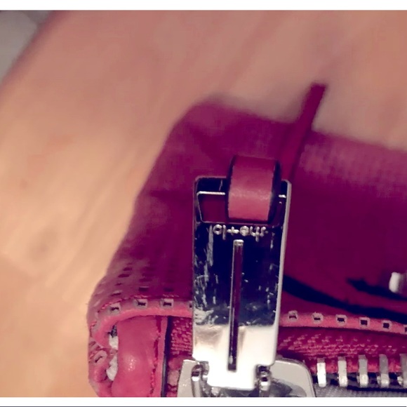 Designer Pink SHE+Lo zip clutch w/strap & silver colored hardware Beautiful EUC! - Picture 8 of 9